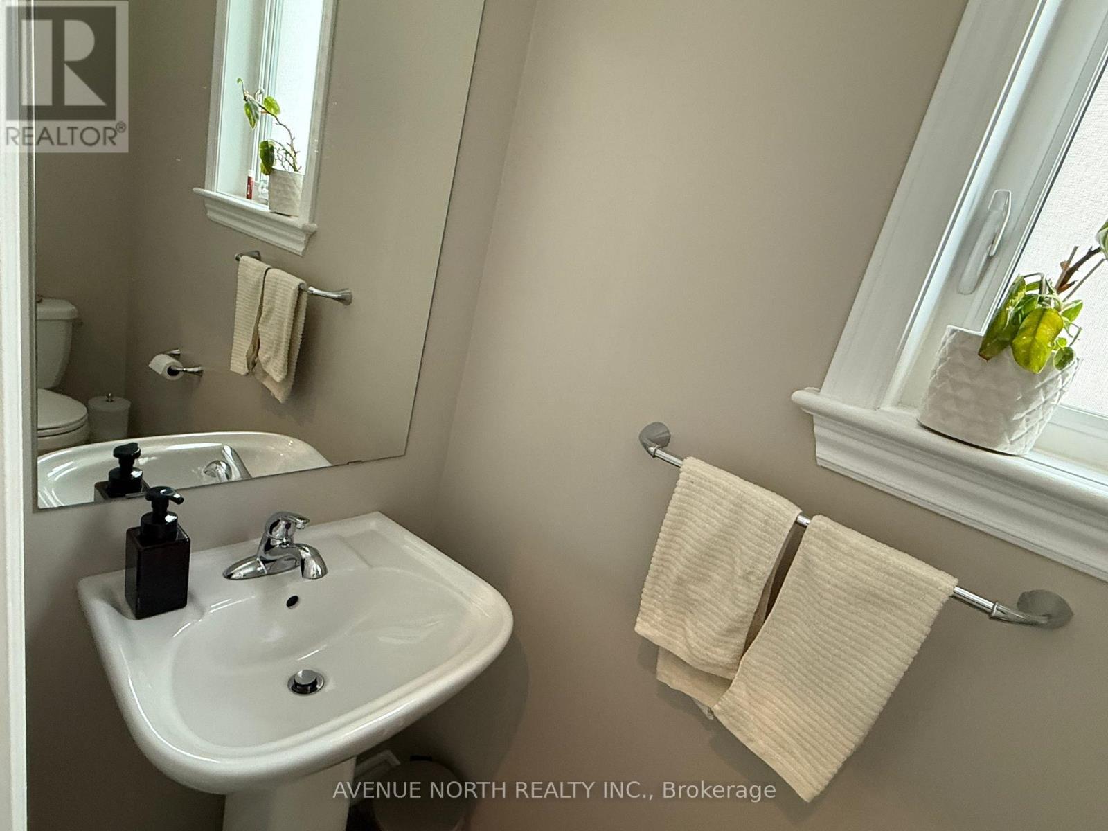 821 Cedar Creek Drive, Ottawa, Ontario K1T 0B3 - Photo 6 - X12835546