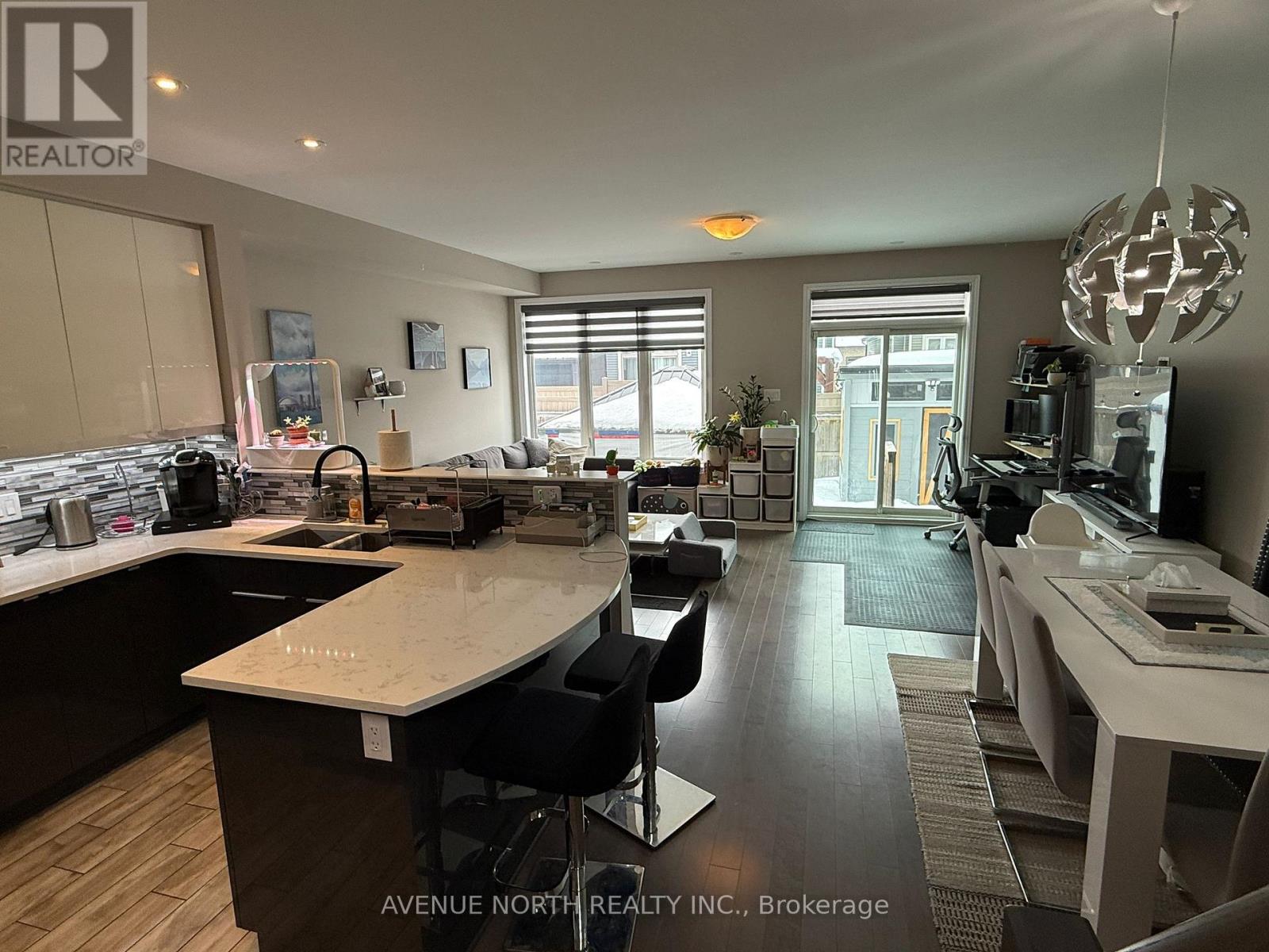 821 Cedar Creek Drive, Ottawa, Ontario K1T 0B3 - Photo 9 - X12835546