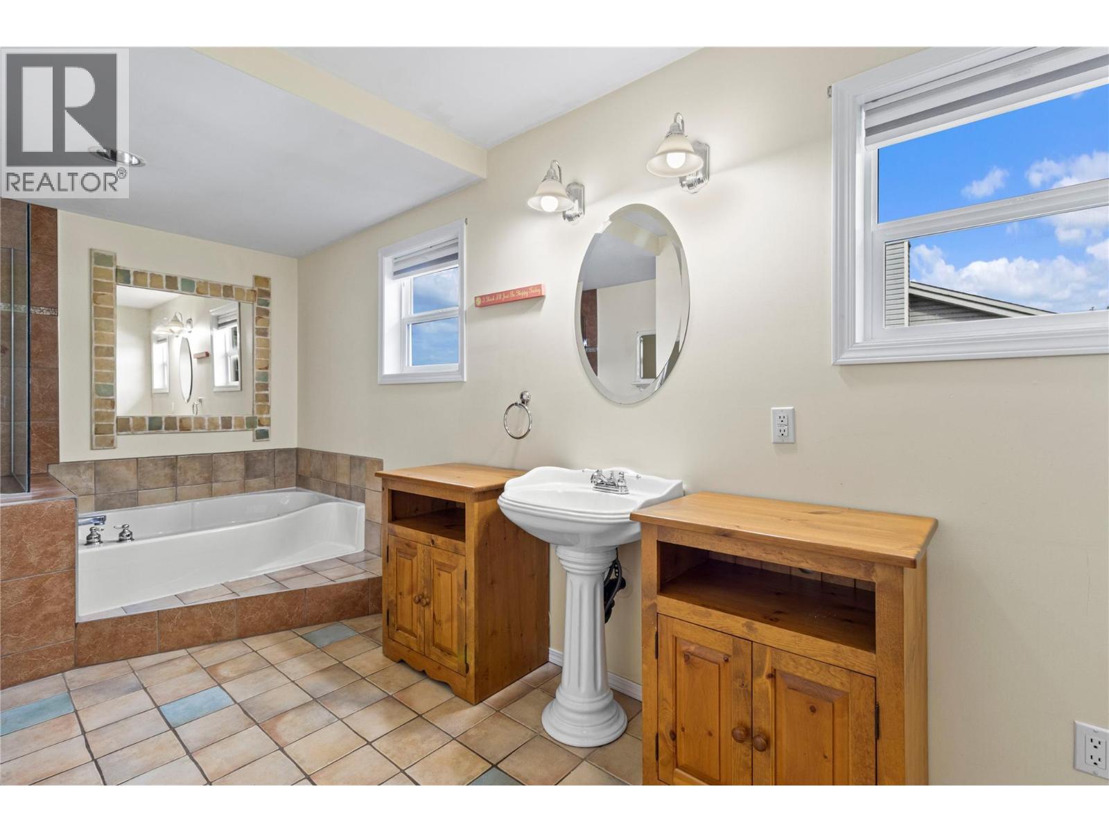 2500 4th Avenue Se, Salmon Arm, British Columbia  V1E 1K7 - Photo 28 - 10378531