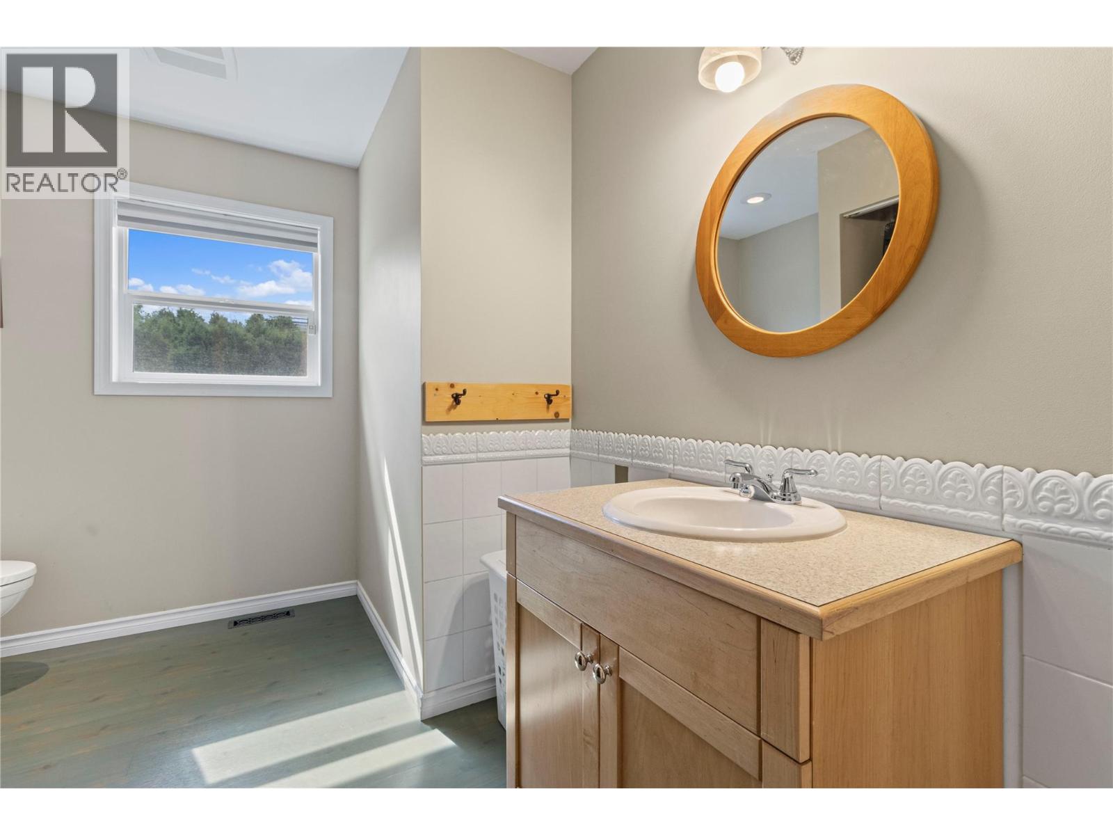 2500 4th Avenue Se, Salmon Arm, British Columbia  V1E 1K7 - Photo 33 - 10378531