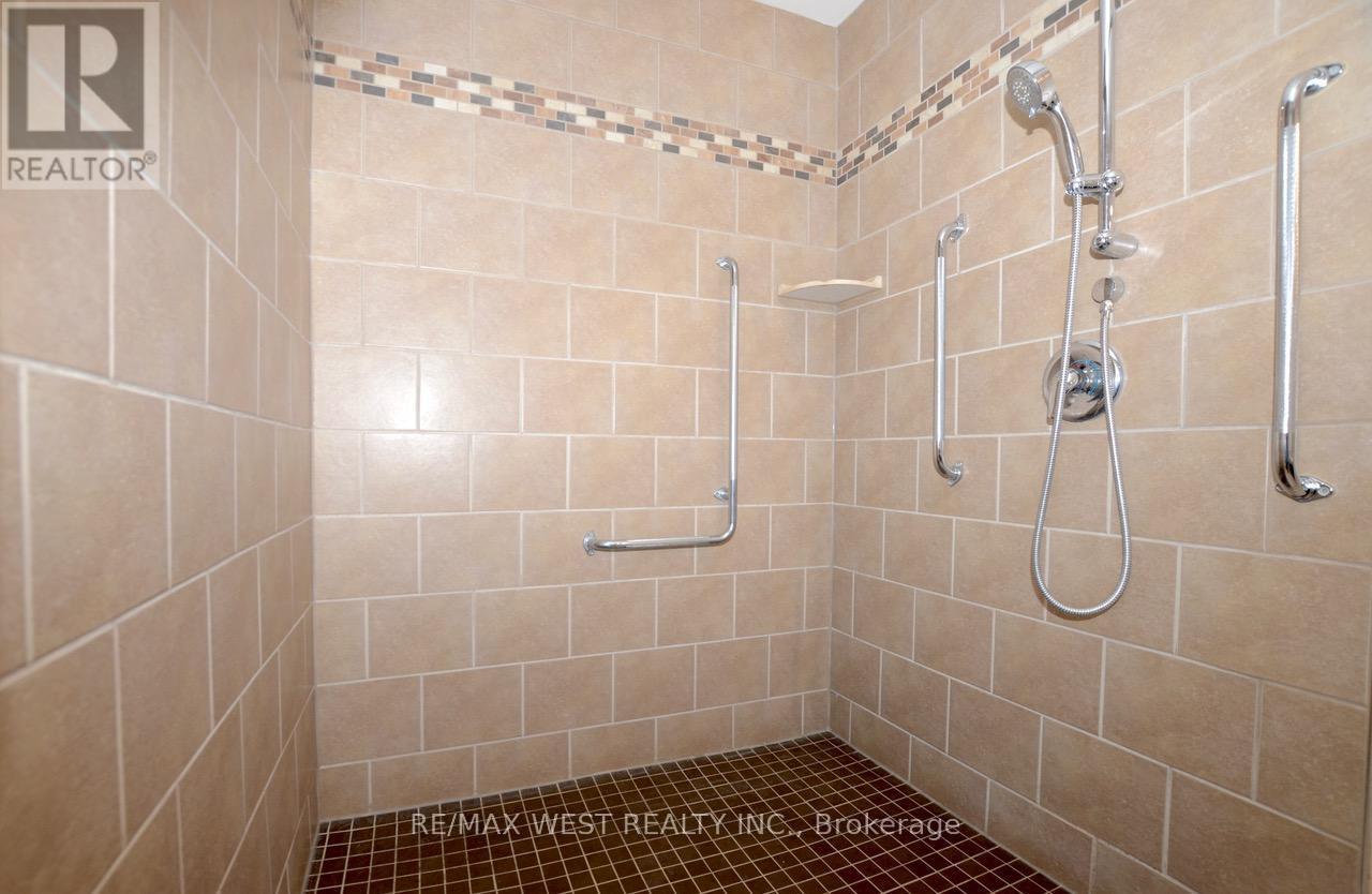 18 Maple Leaf Terrace, Innisfil, Ontario  L0L 1L0 - Photo 11 - N12877030