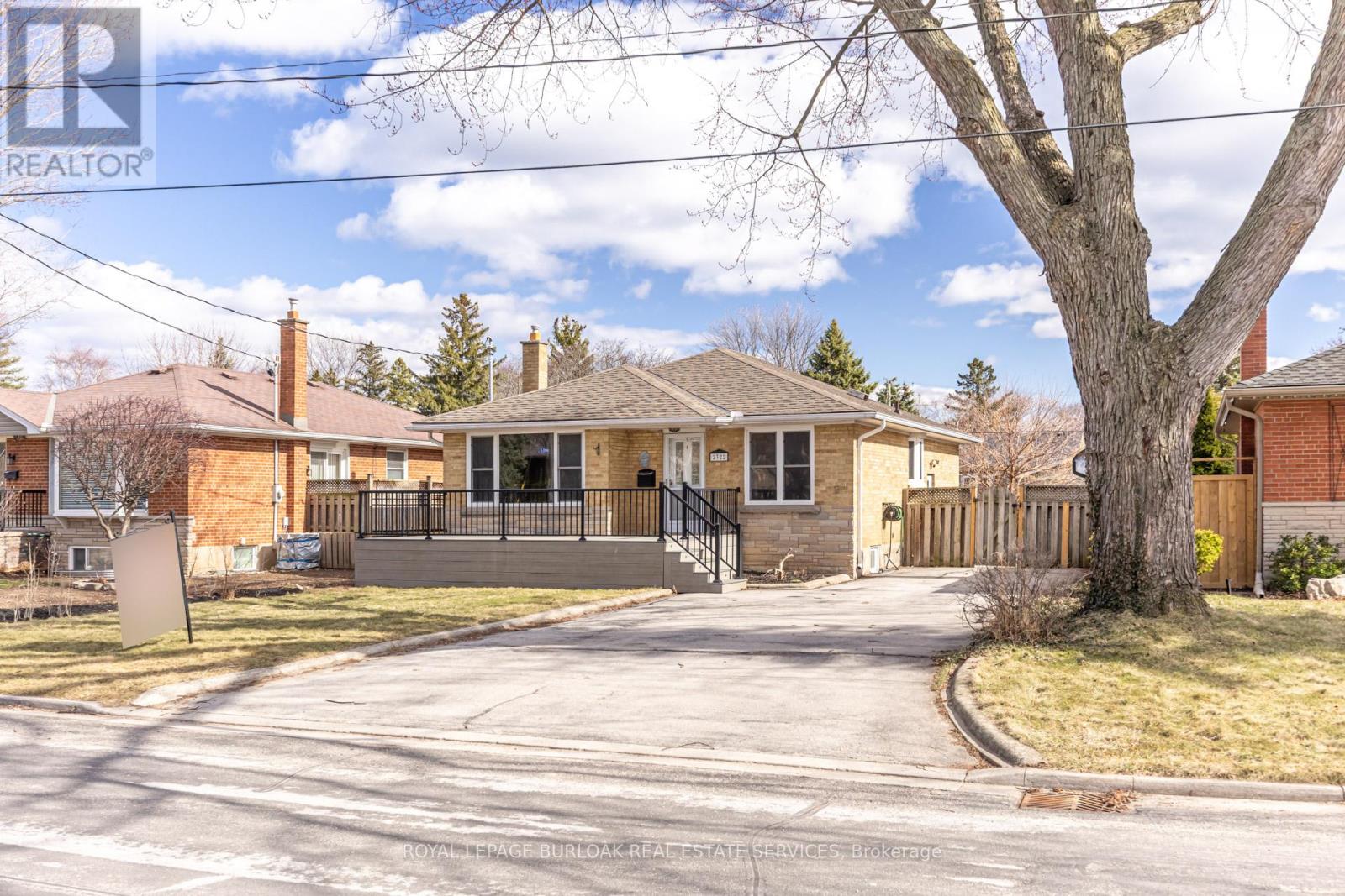 2322 Redfern Road, Burlington, Ontario  L7R 1X3 - Photo 2 - W12766376