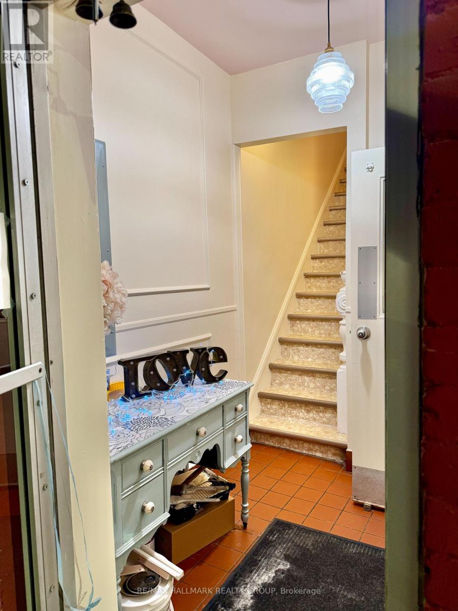 2 - 870 Somerset Street W, Ottawa, Ontario  K1R 6R7 - Photo 2 - X12882300