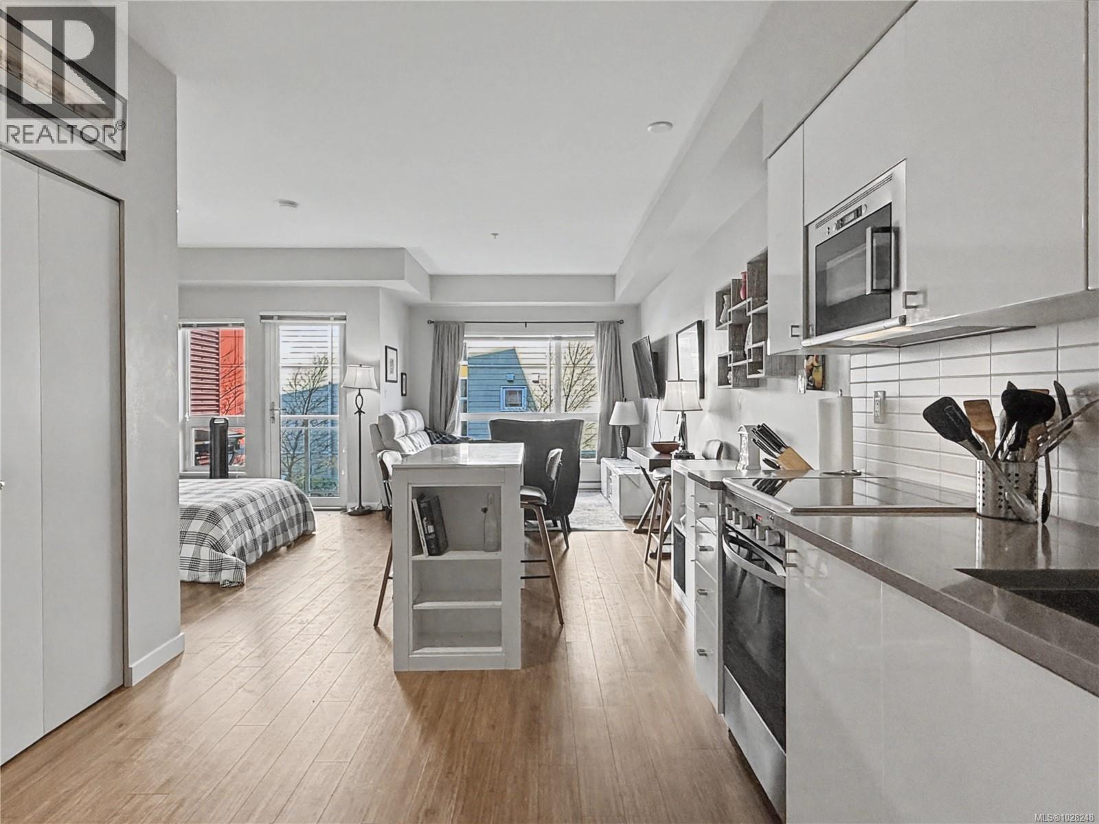 201 785 Tyee Rd, Victoria, British Columbia  V9A 7R5 - Photo 2 - 1028248