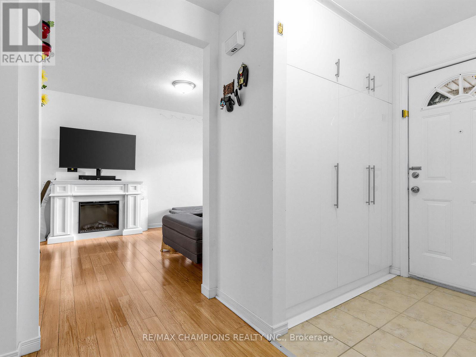 8 Cliff Fernway, Toronto, Ontario  M2J 4L7 - Photo 3 - C12882200