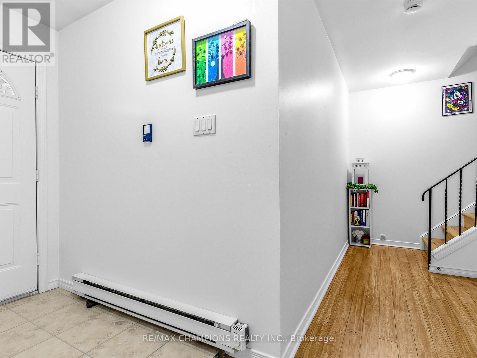 8 Cliff Fernway, Toronto, Ontario  M2J 4L7 - Photo 4 - C12882200