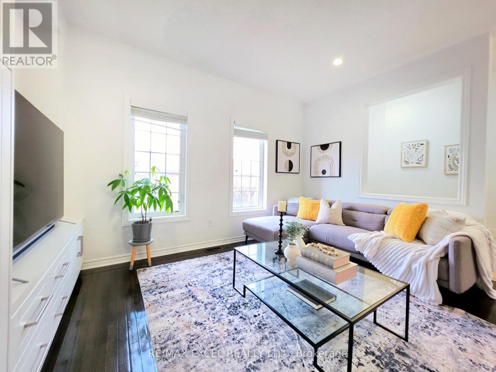 55 Vettese Court, Markham, Ontario  L6B 0V7 - Photo 5 - N12878932