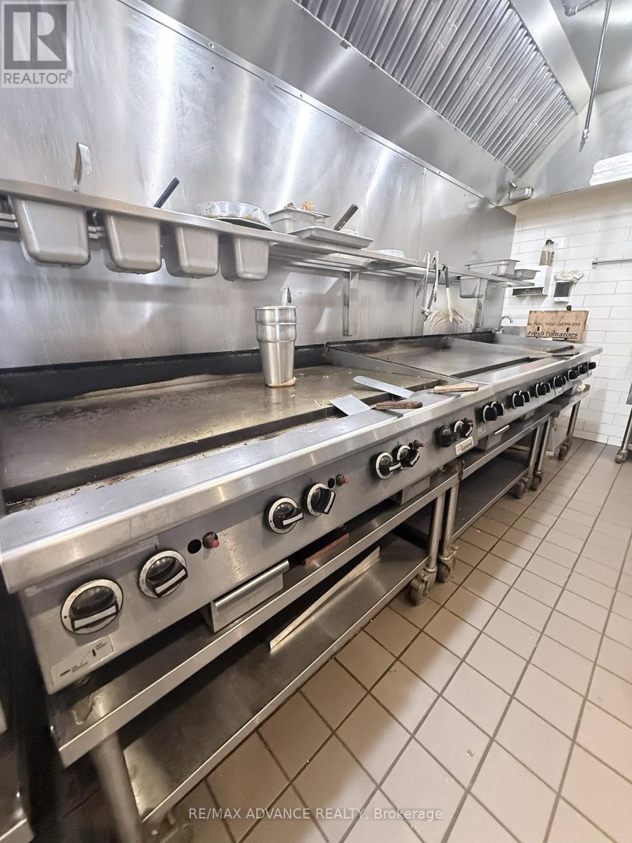 15975 Bayview Avenue, Aurora, Ontario  L4G 0S3 - Photo 18 - N12882192