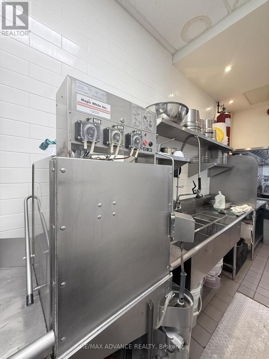 15975 Bayview Avenue, Aurora, Ontario  L4G 0S3 - Photo 26 - N12882192