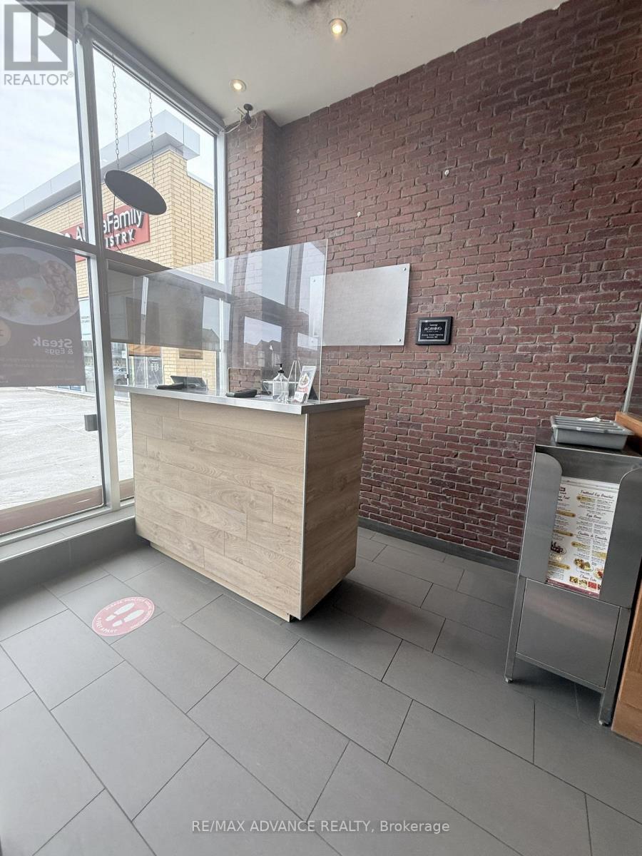 15975 Bayview Avenue, Aurora, Ontario  L4G 0S3 - Photo 3 - N12882192