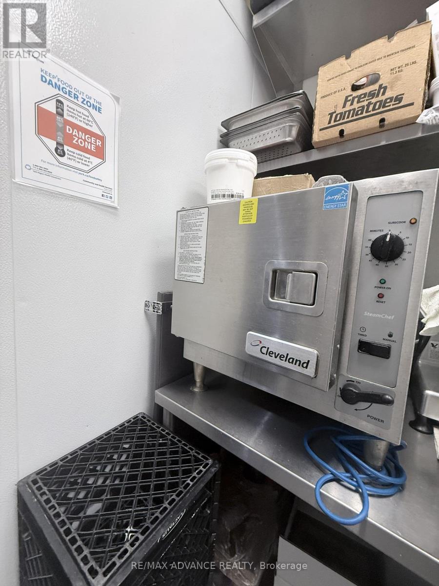 15975 Bayview Avenue, Aurora, Ontario  L4G 0S3 - Photo 33 - N12882192