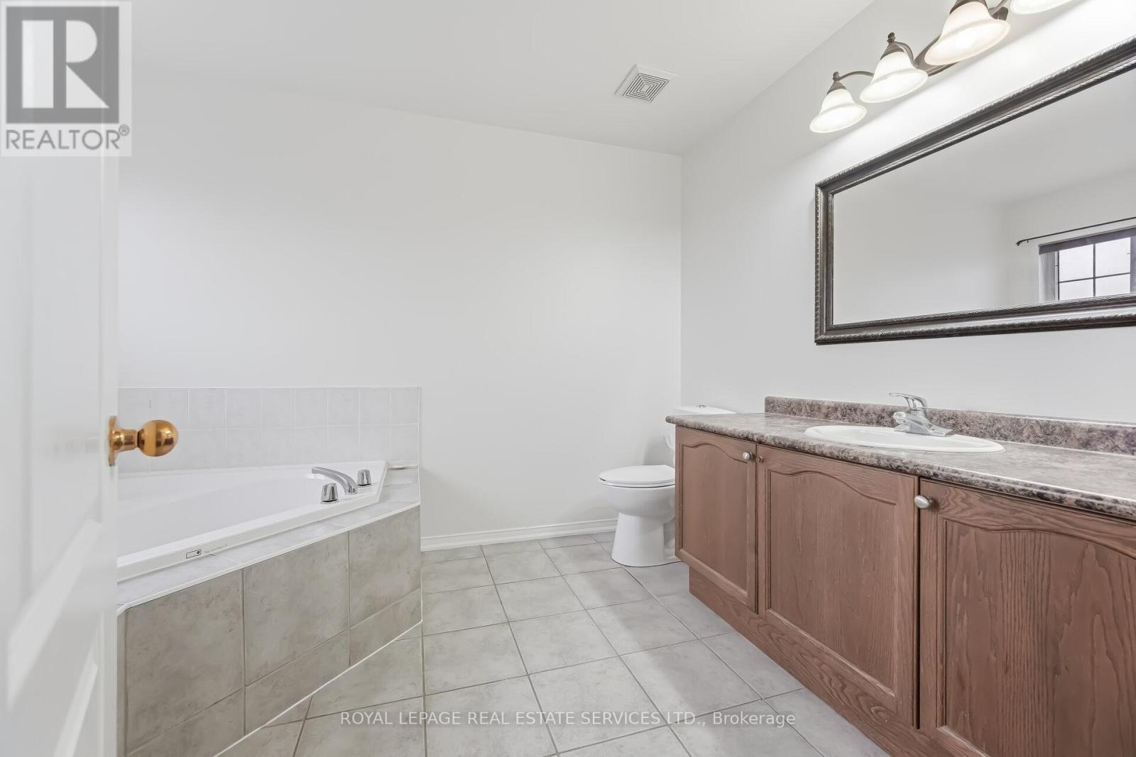 20 Dells Crescent, Brampton, Ontario  L7A 2K4 - Photo 14 - W12882376