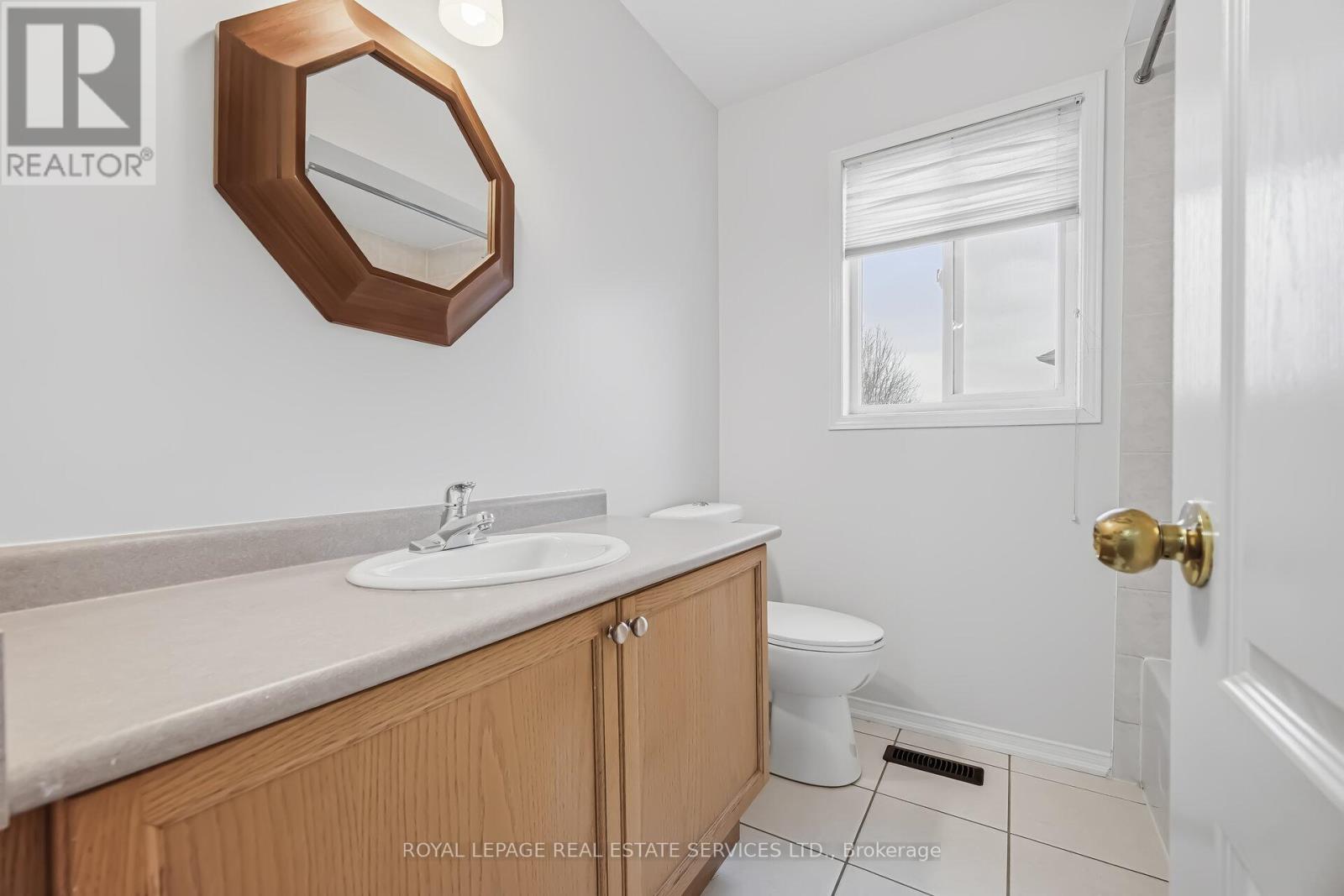 20 Dells Crescent, Brampton, Ontario  L7A 2K4 - Photo 9 - W12882376