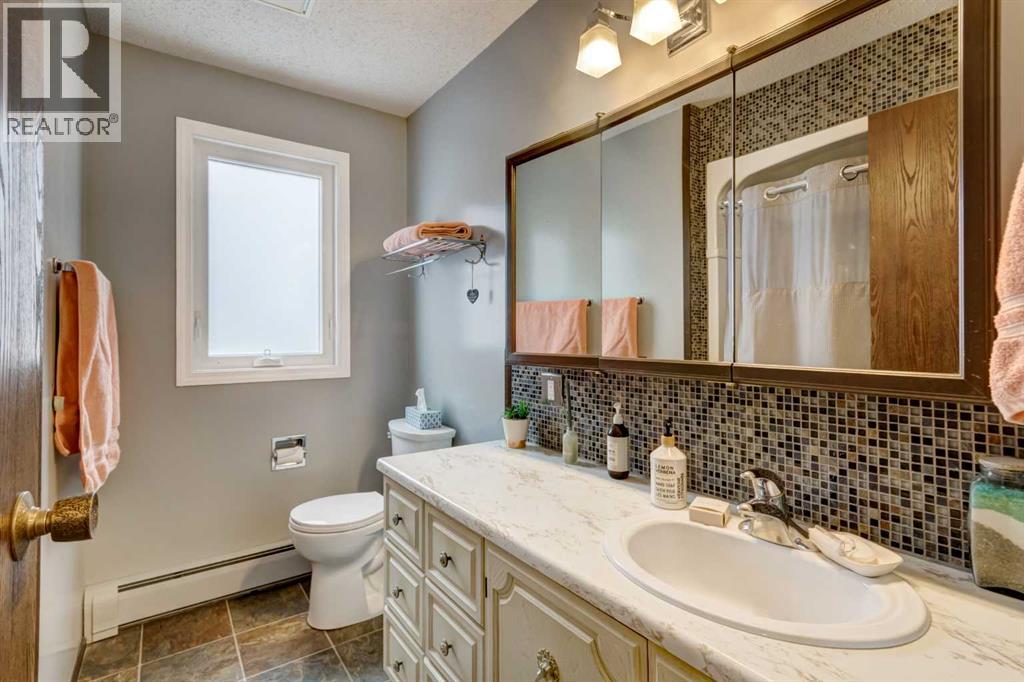 703 Memorial Avenue, Vulcan, Alberta  T0L 2B0 - Photo 24 - A2293238