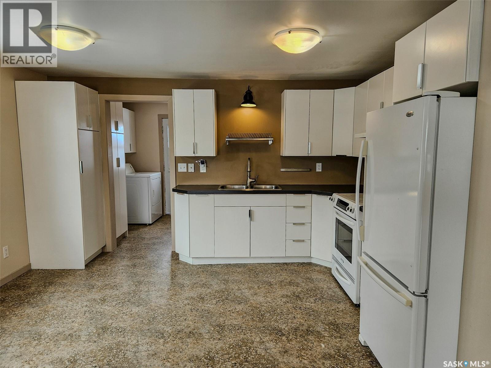 660 9th Avenue Ne, Swift Current, Saskatchewan  S9H 2S6 - Photo 7 - SK030435