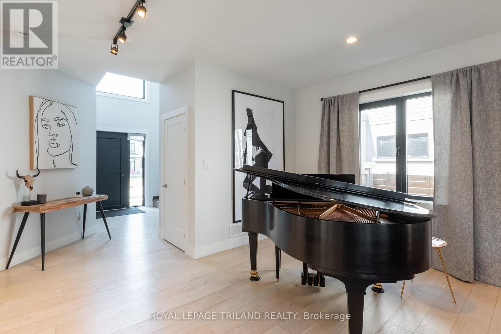 1269 Silverfox Drive, London North, Ontario  N6G 0V8 - Photo 4 - X12882598