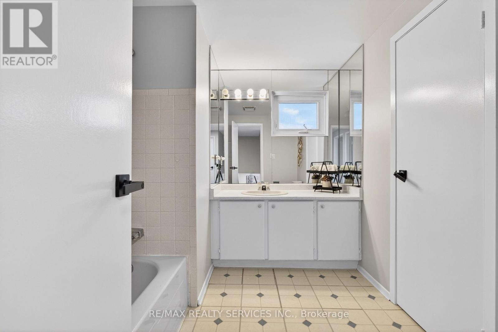 45 Grassington Crescent, Brampton, Ontario  L6S 1Z5 - Photo 33 - W12878450