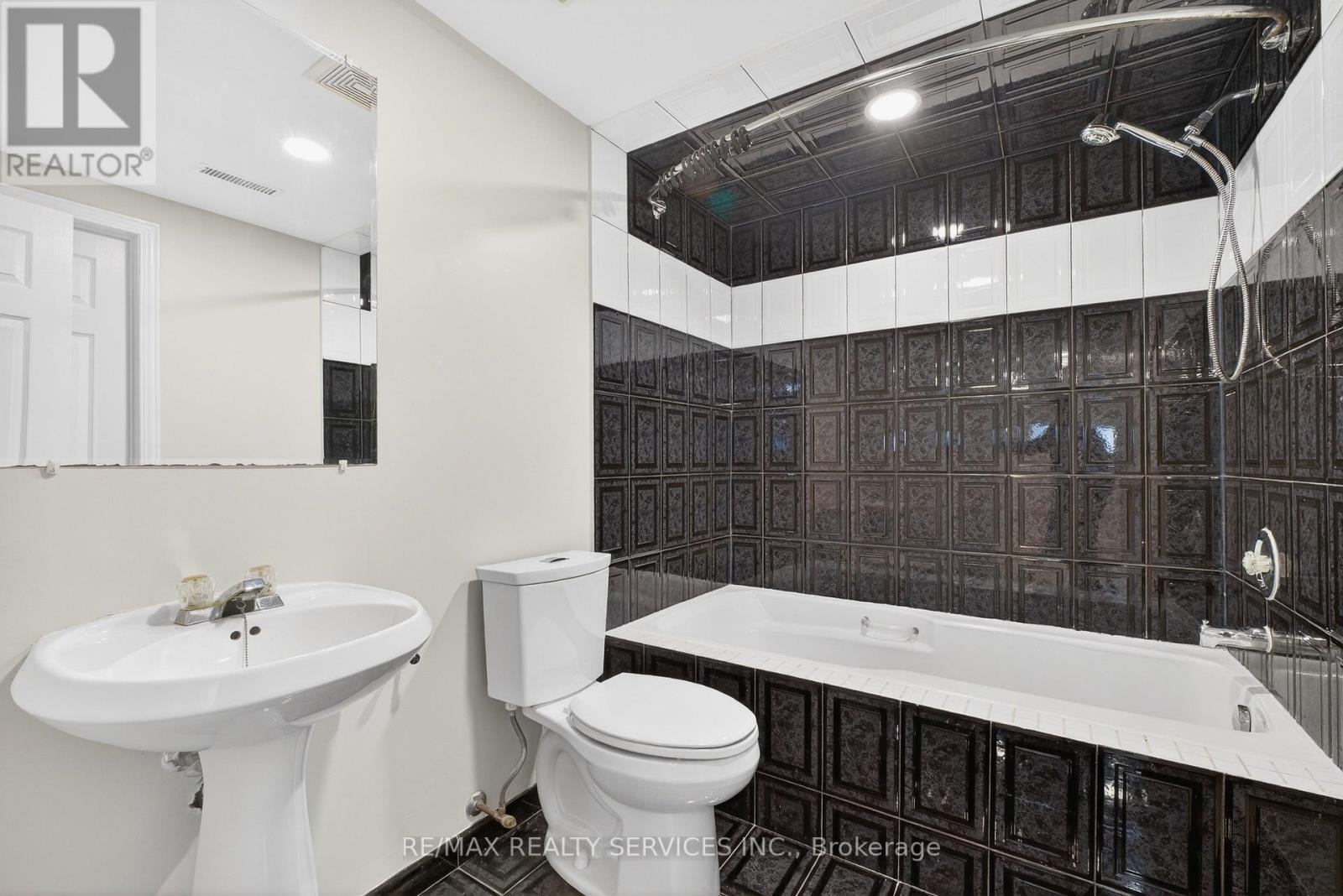 45 Grassington Crescent, Brampton, Ontario  L6S 1Z5 - Photo 47 - W12878450