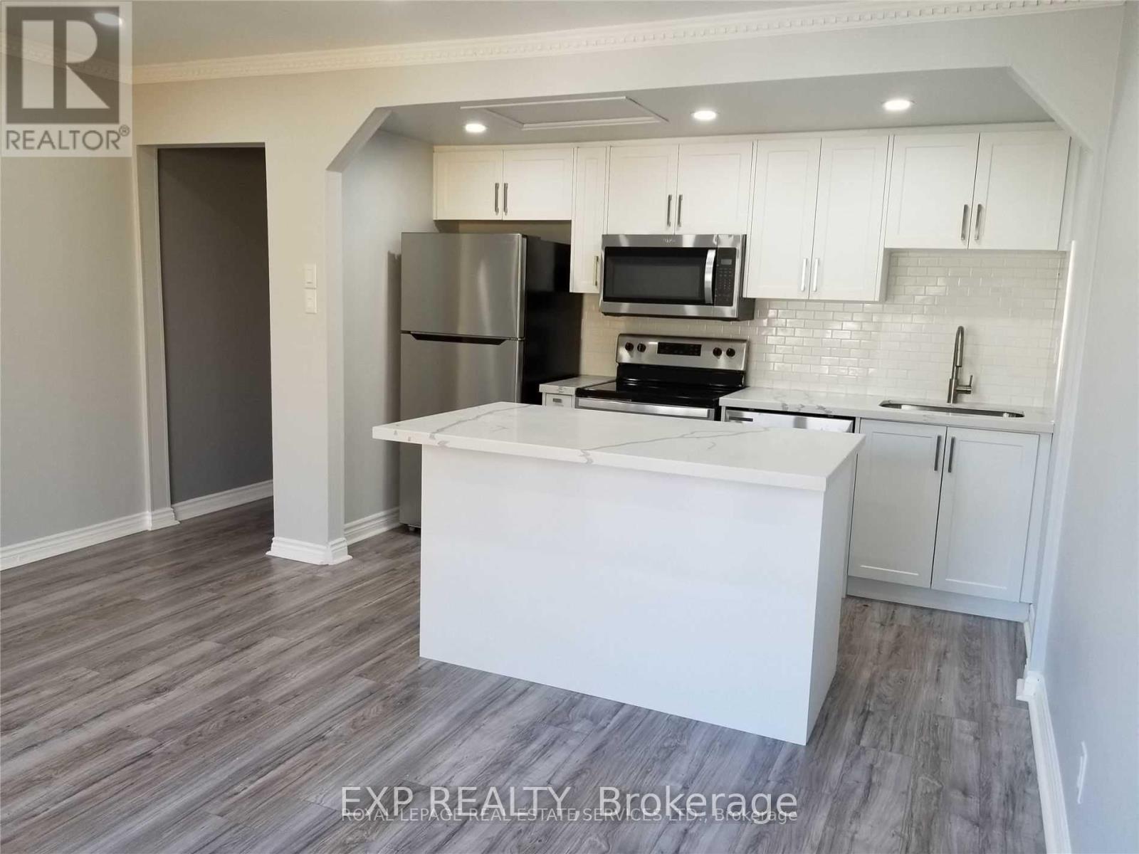 Upper - 33 Mitchell Avenue, Toronto, Ontario M6J 1C1 - Photo 2 - C12882672