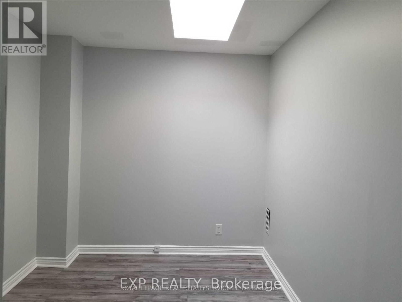 Upper - 33 Mitchell Avenue, Toronto, Ontario M6J 1C1 - Photo 7 - C12882672