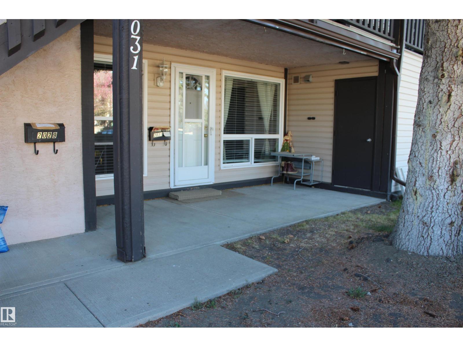 2031 Saddleback Rd Nw, Edmonton, Alberta  T6J 4T4 - Photo 2 - E4470120