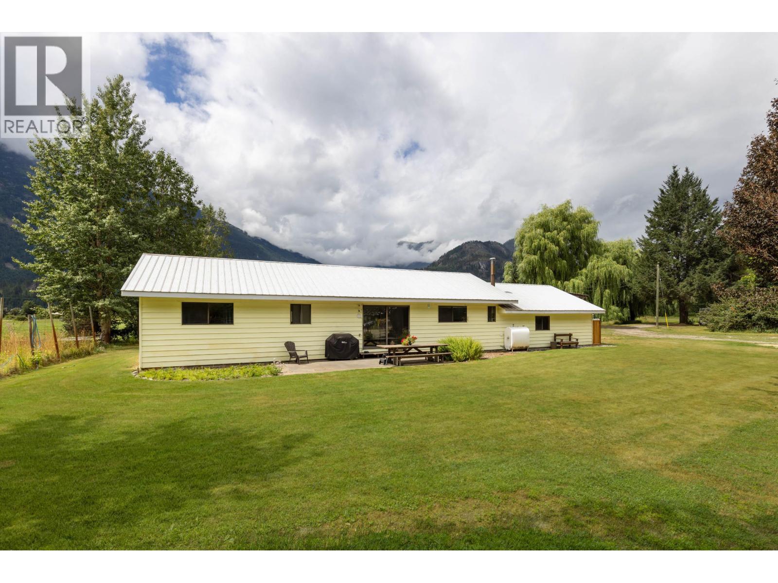 8988b Pemberton Meadows Road, Pemberton, British Columbia  V0N 2L2 - Photo 17 - R3099732