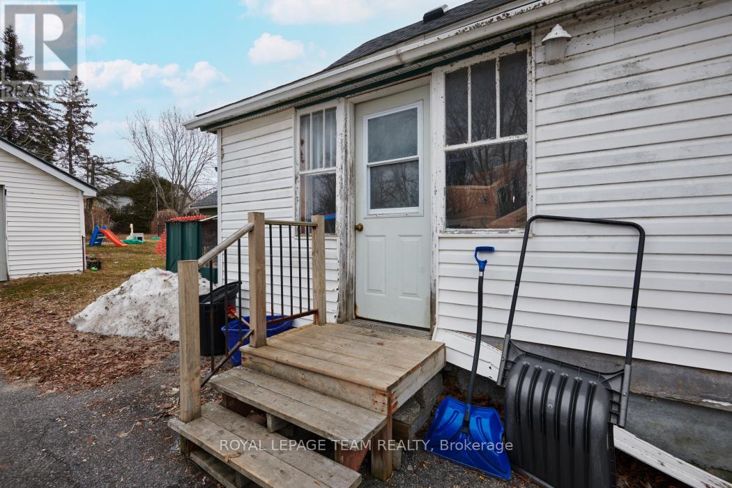 93 Queen Street, Smiths Falls, Ontario  K7A 3N5 - Photo 3 - X12882808
