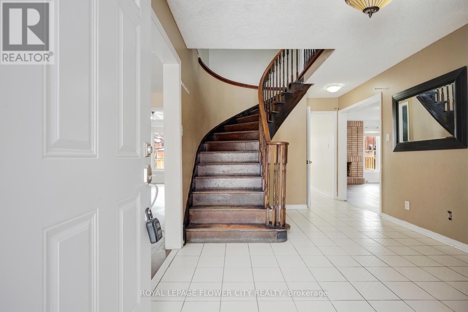 5364 Champlain Trail, Mississauga, Ontario  L5R 2Y4 - Photo 3 - W12561018