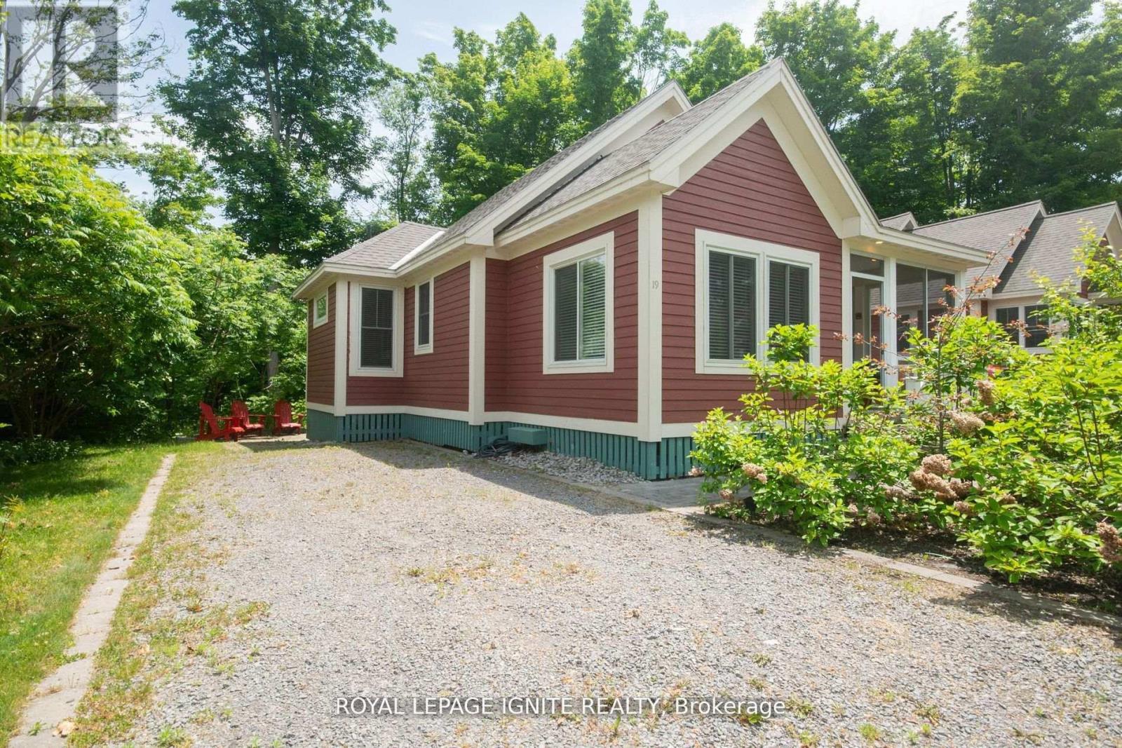 208 - 19 Summer Village Lane, Prince Edward County, Ontario  K0K 1P0 - Photo 2 - X12882818