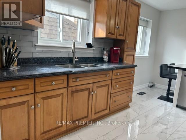 235 Louis Drive, Mississauga, Ontario  L5B 1Z1 - Photo 7 - W12864176