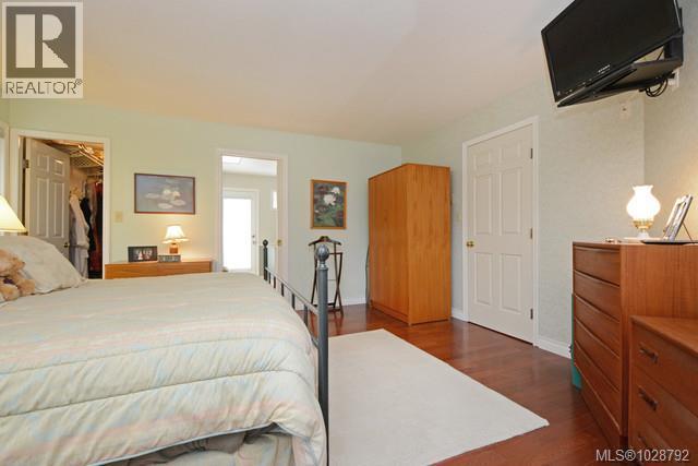 1055 Thistlewood Dr, Saanich, British Columbia  V8X 4V7 - Photo 12 - 1028792
