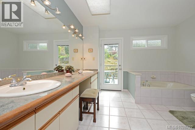 1055 Thistlewood Dr, Saanich, British Columbia  V8X 4V7 - Photo 13 - 1028792