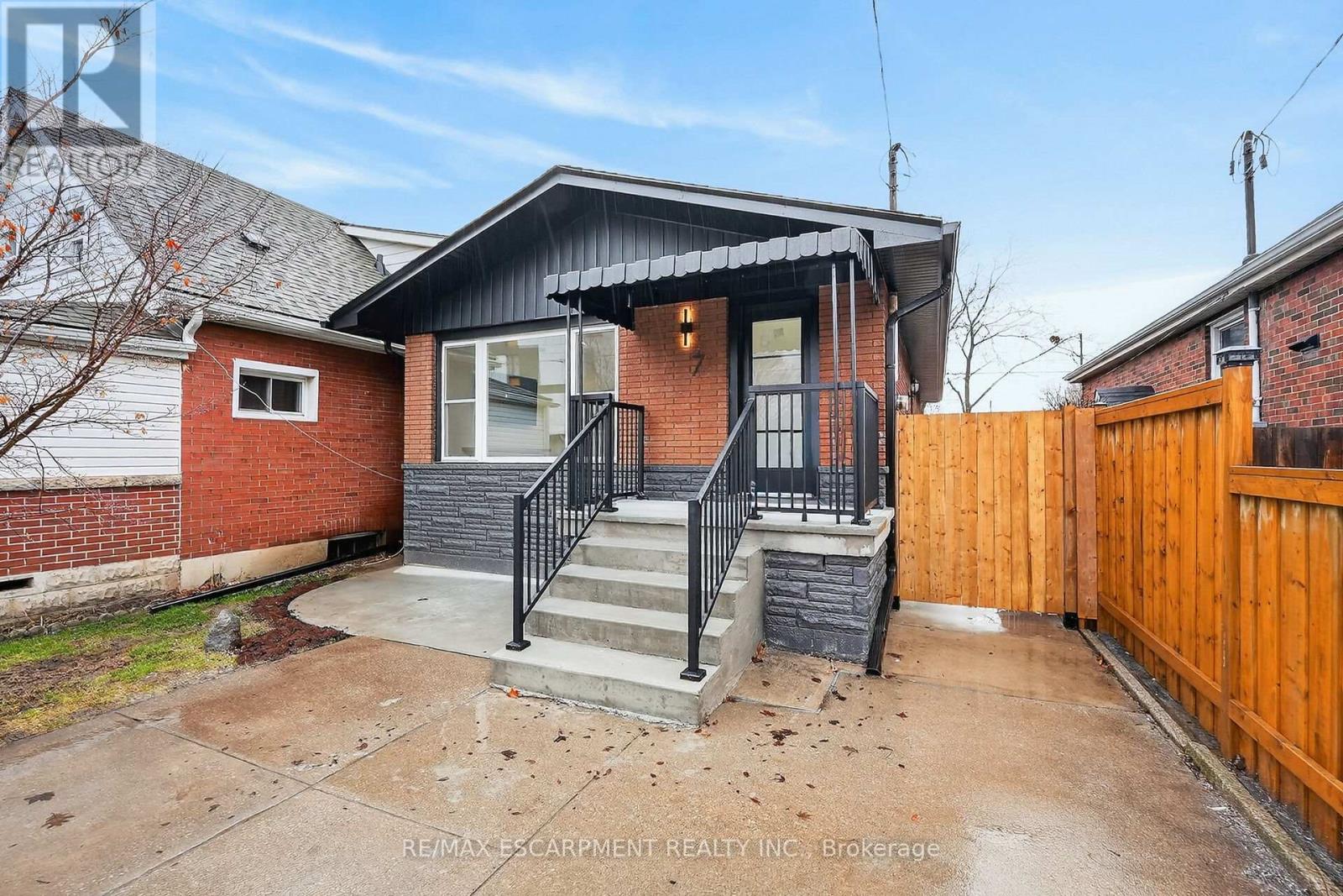 7 Crosthwaite Avenue S, Hamilton, Ontario  L8K 2T7 - Photo 2 - X12882910