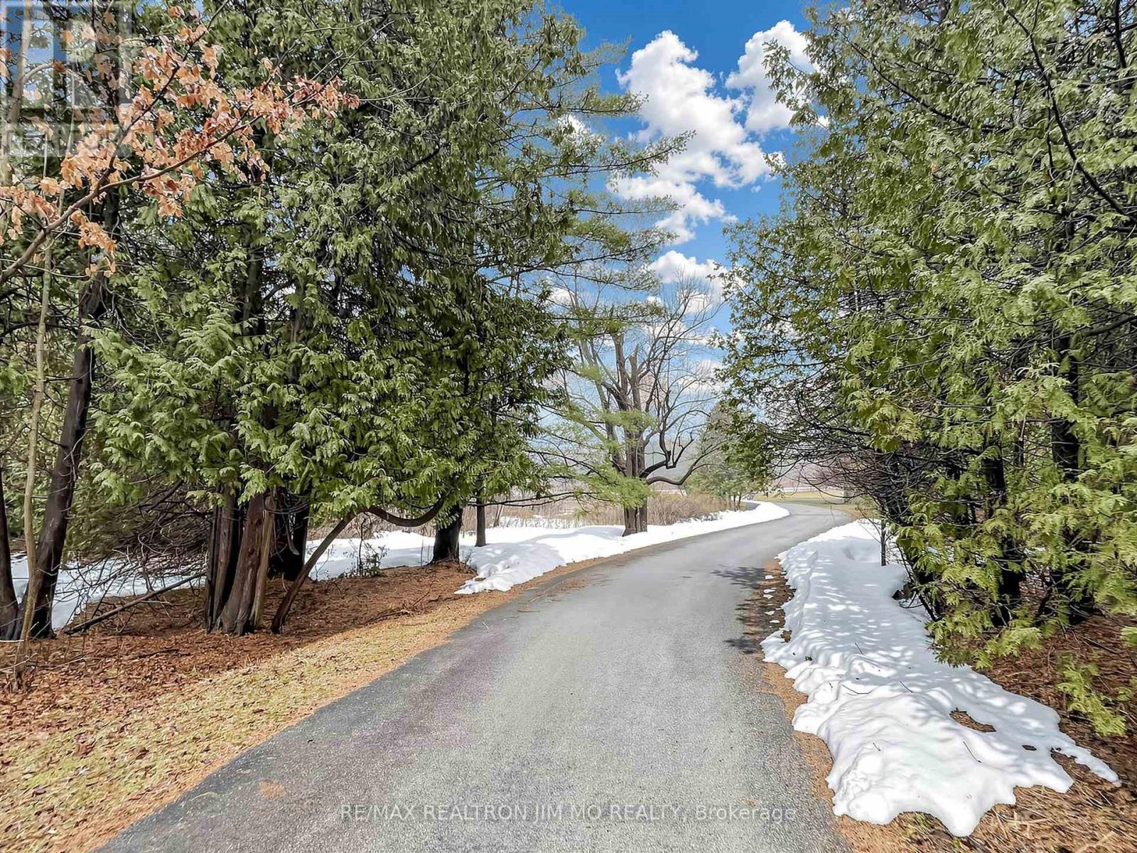 1785 Davis Drive W, King, Ontario  L3Y 4V9 - Photo 3 - N12869374