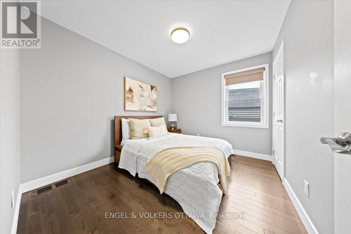 1005 Gold Crescent, Ottawa, Ontario  K2B 8C4 - Photo 25 - X12855888