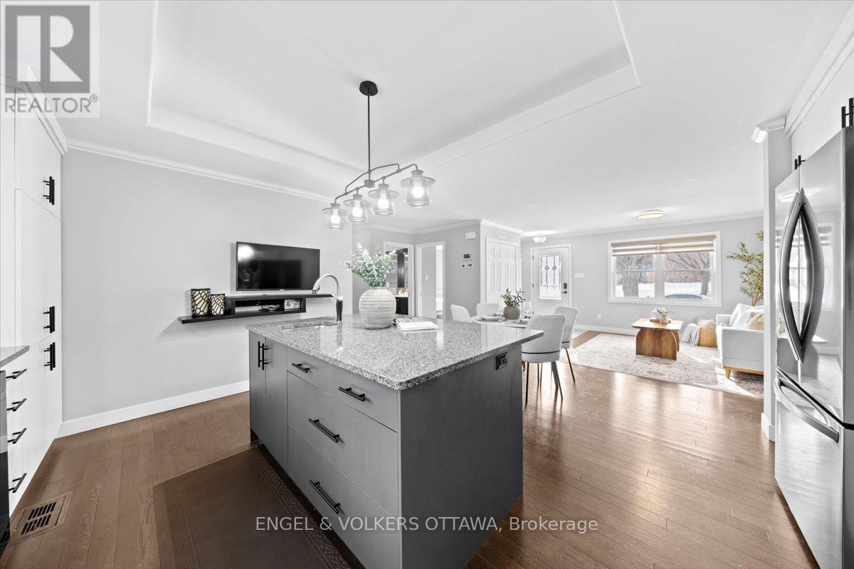 1005 Gold Crescent, Ottawa, Ontario  K2B 8C4 - Photo 13 - X12855888