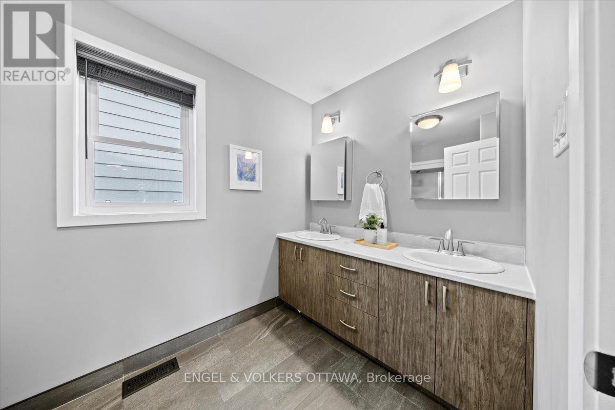1005 Gold Crescent, Ottawa, Ontario  K2B 8C4 - Photo 22 - X12855888