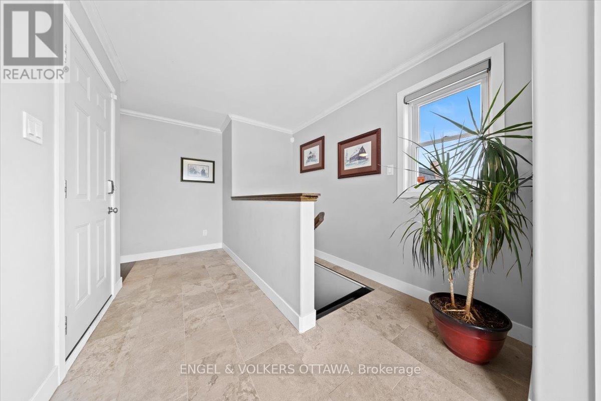 1005 Gold Crescent, Ottawa, Ontario  K2B 8C4 - Photo 28 - X12855888