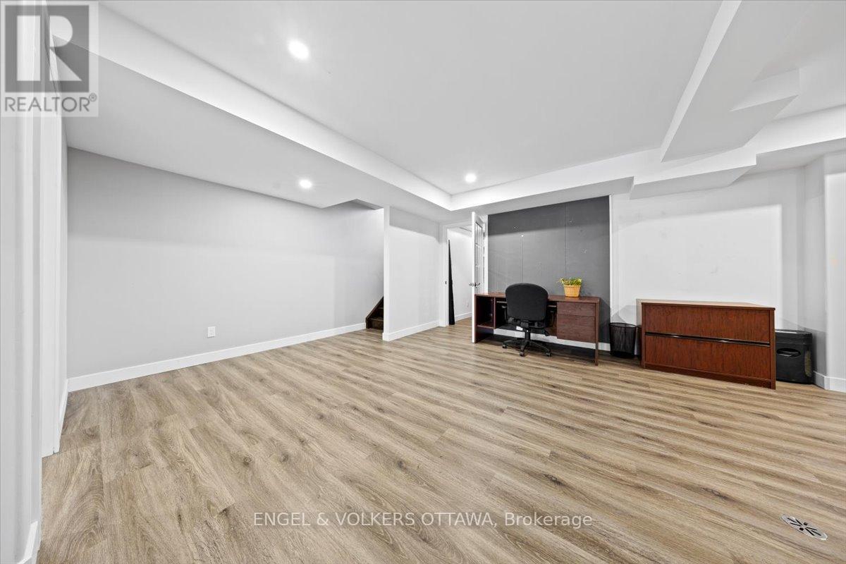 1005 Gold Crescent, Ottawa, Ontario  K2B 8C4 - Photo 30 - X12855888