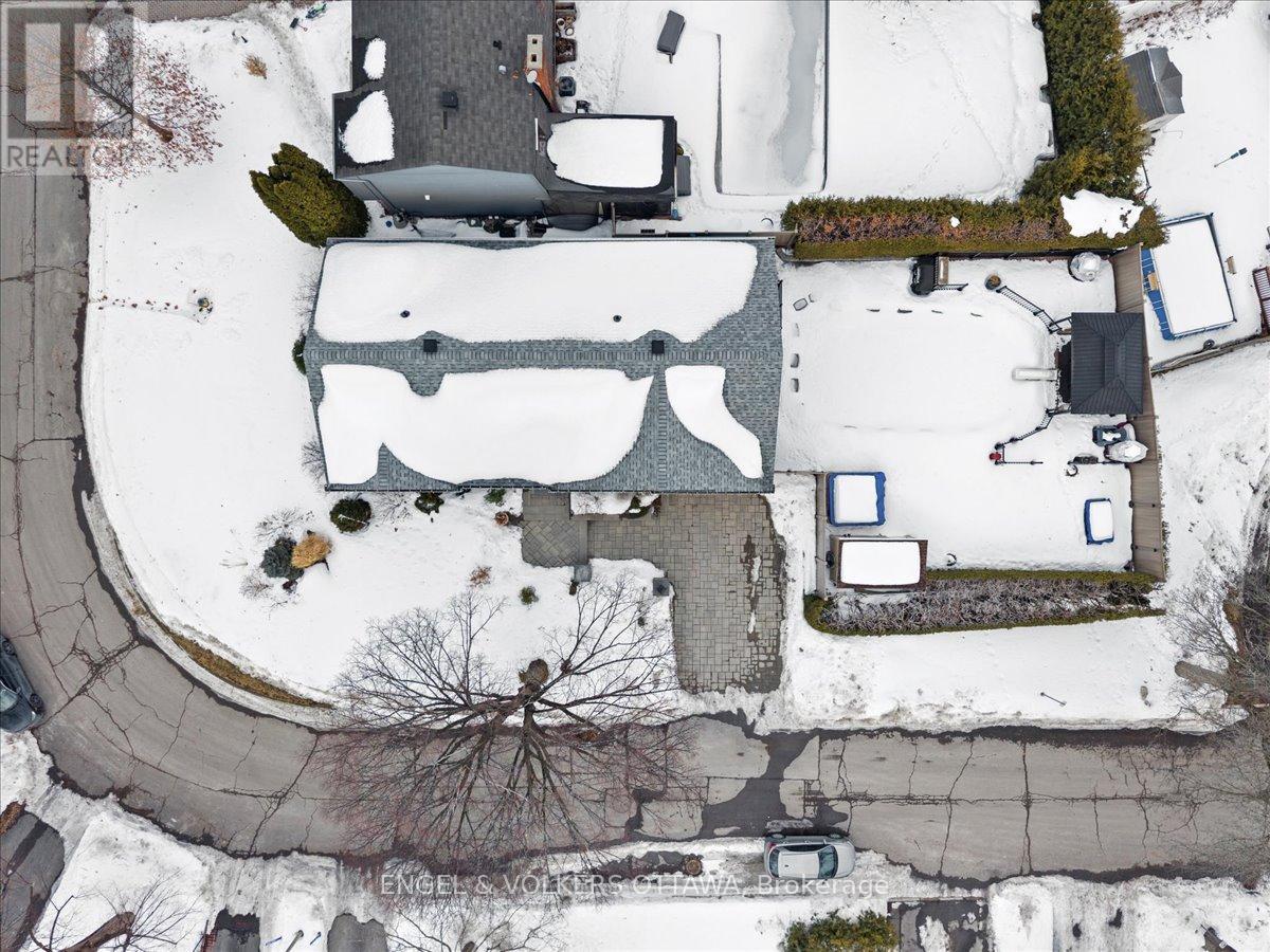 1005 Gold Crescent, Ottawa, Ontario  K2B 8C4 - Photo 38 - X12855888