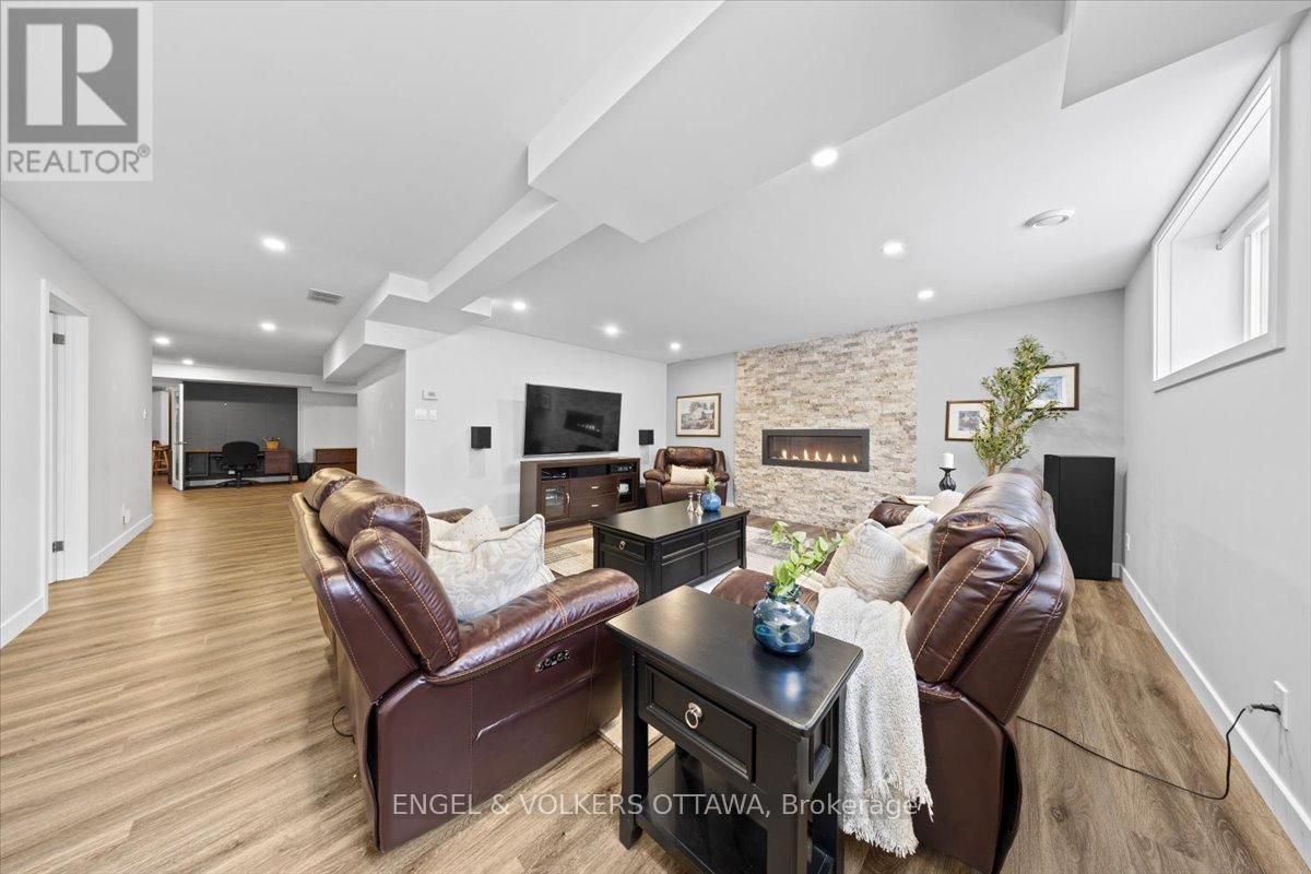 1005 Gold Crescent, Ottawa, Ontario  K2B 8C4 - Photo 36 - X12855888