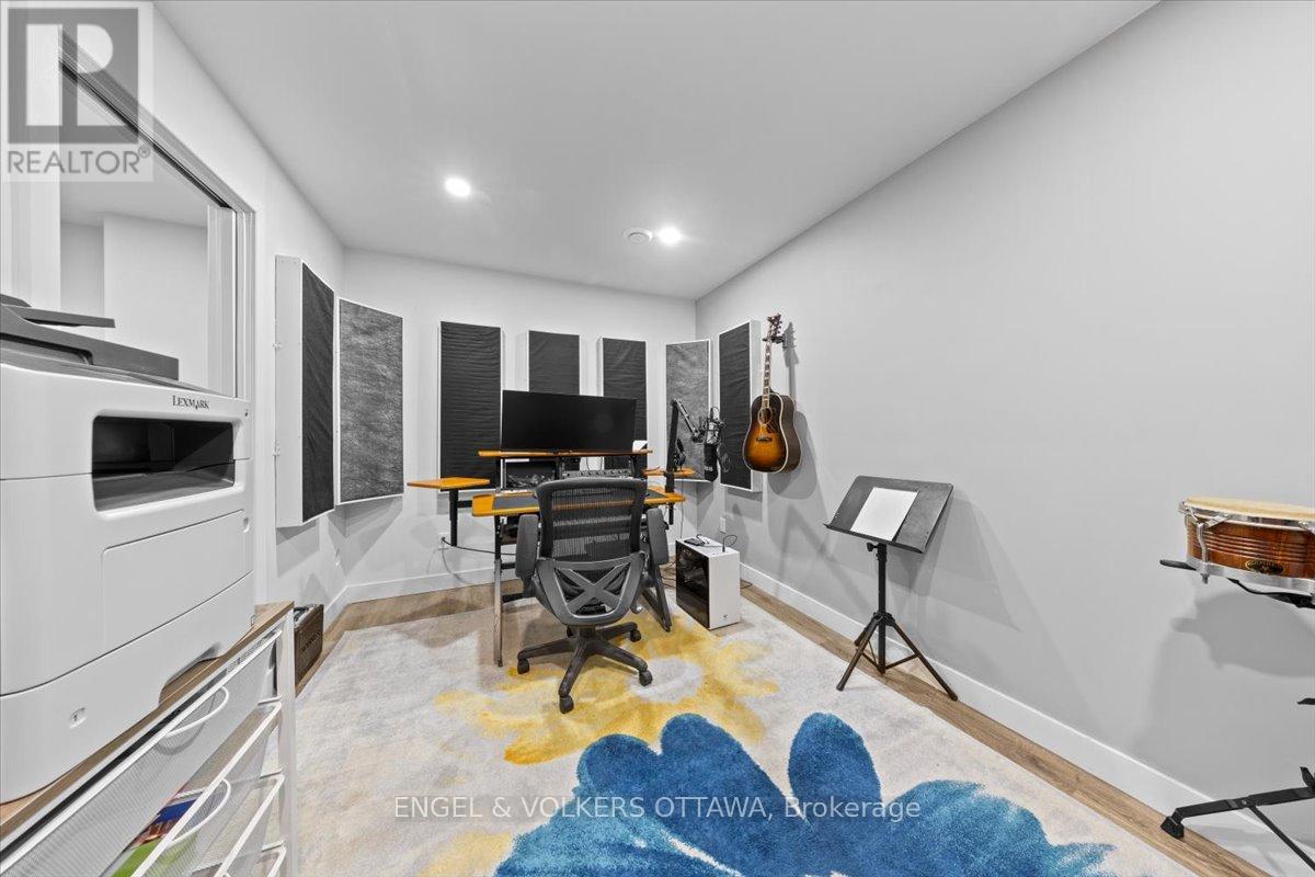 1005 Gold Crescent, Ottawa, Ontario  K2B 8C4 - Photo 33 - X12855888