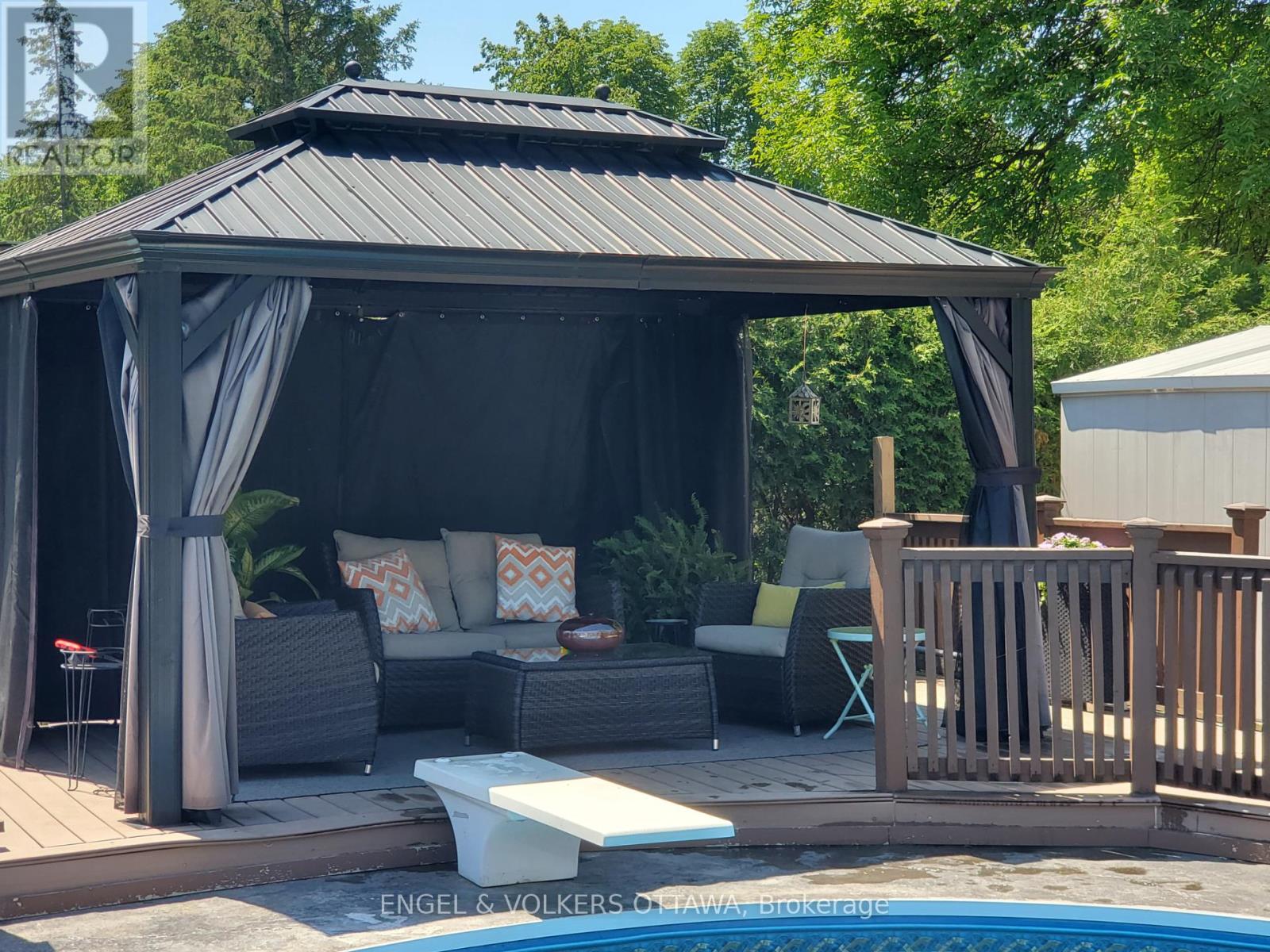 1005 Gold Crescent, Ottawa, Ontario  K2B 8C4 - Photo 46 - X12855888