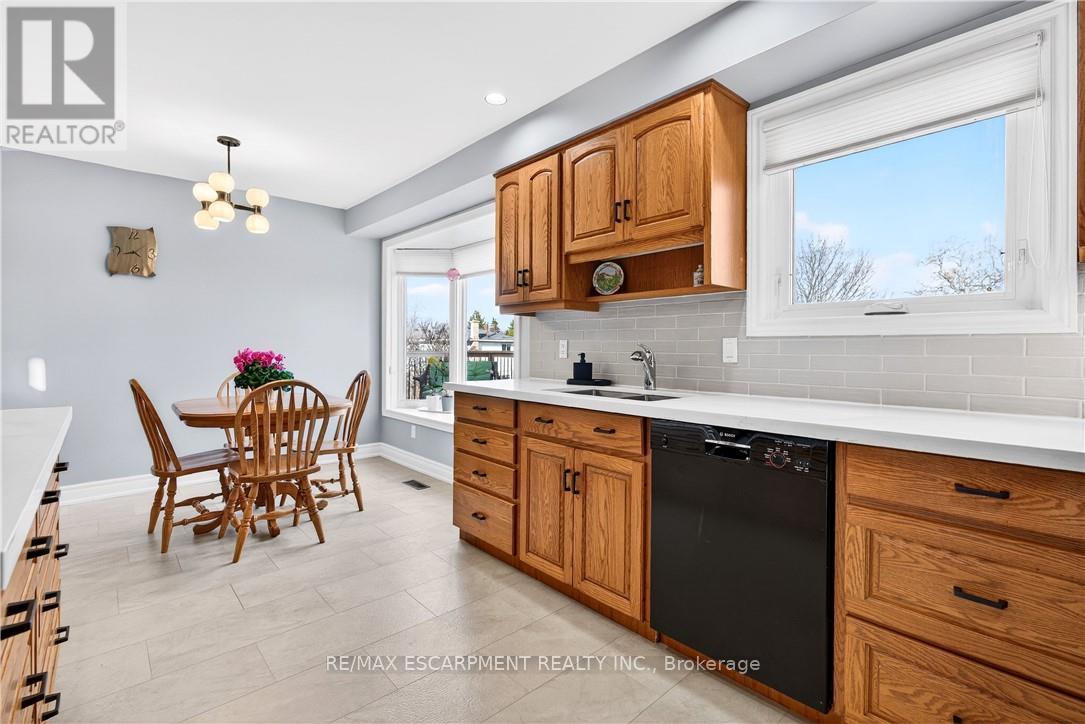 2378 Arnold Crescent, Burlington, Ontario  L7P 4G3 - Photo 13 - W12882940