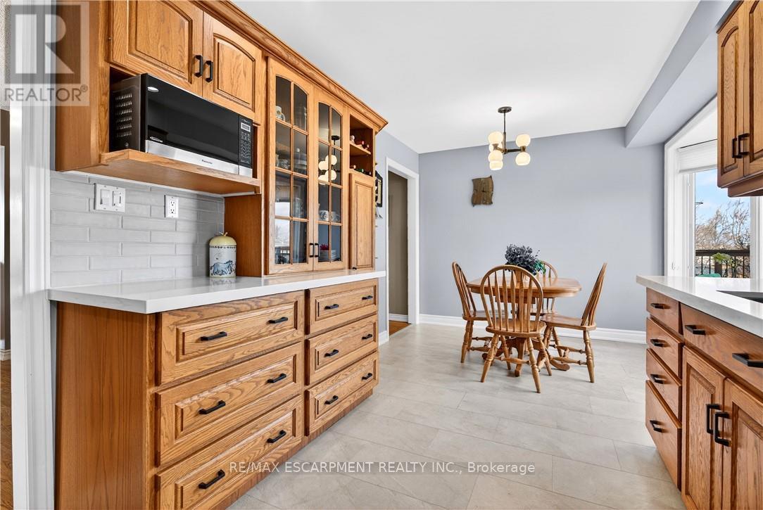 2378 Arnold Crescent, Burlington, Ontario  L7P 4G3 - Photo 14 - W12882940