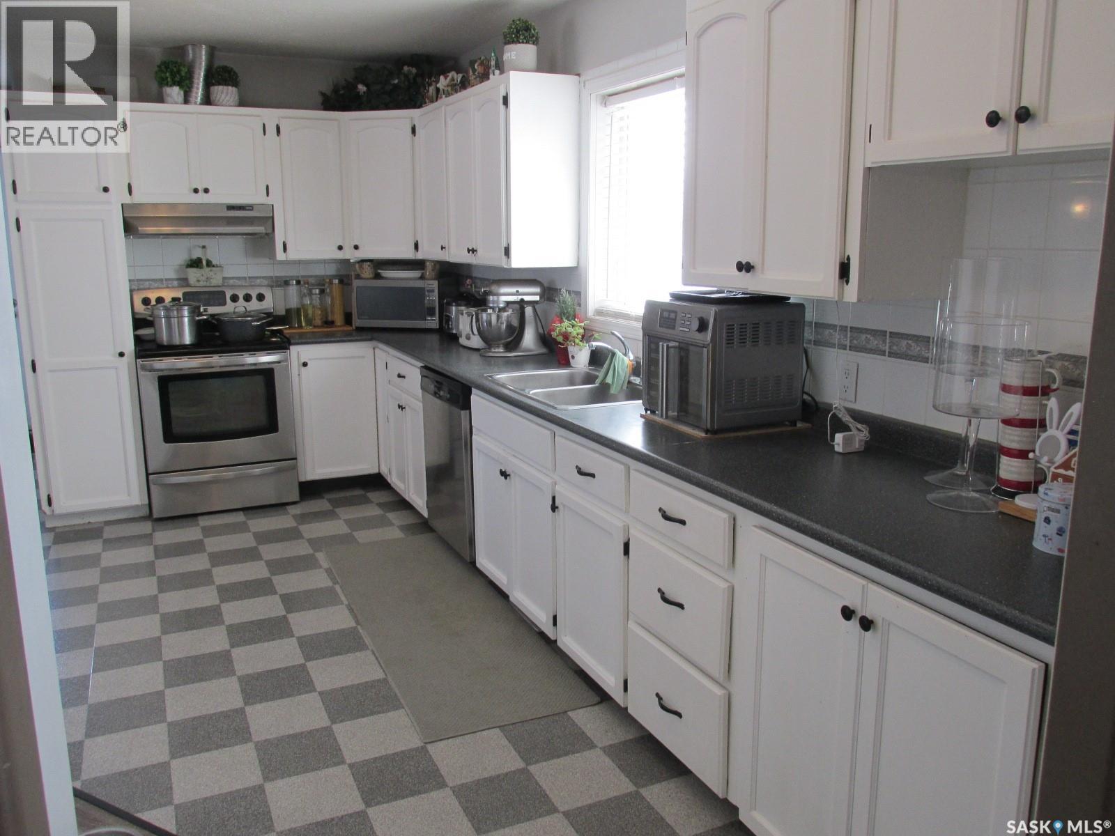 205 6th Street N, Nipawin, Saskatchewan  S0E 1E0 - Photo 11 - SK030450