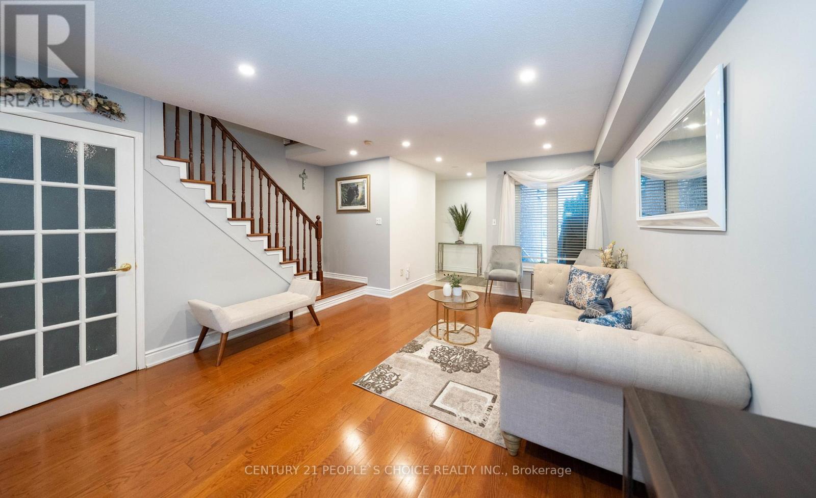 <div class="slider-price">$800,000</div><p>12 Cameron Glen Boulevard, Toronto, Ontario</p>