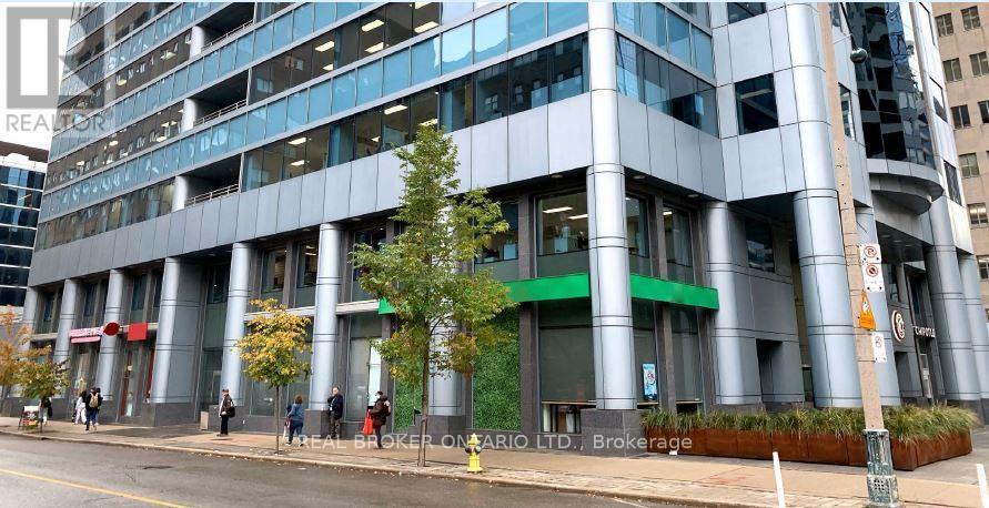 R1-2 - 525 University Avenue, Toronto, Ontario  M5G 2L3 - Photo 2 - C12883064