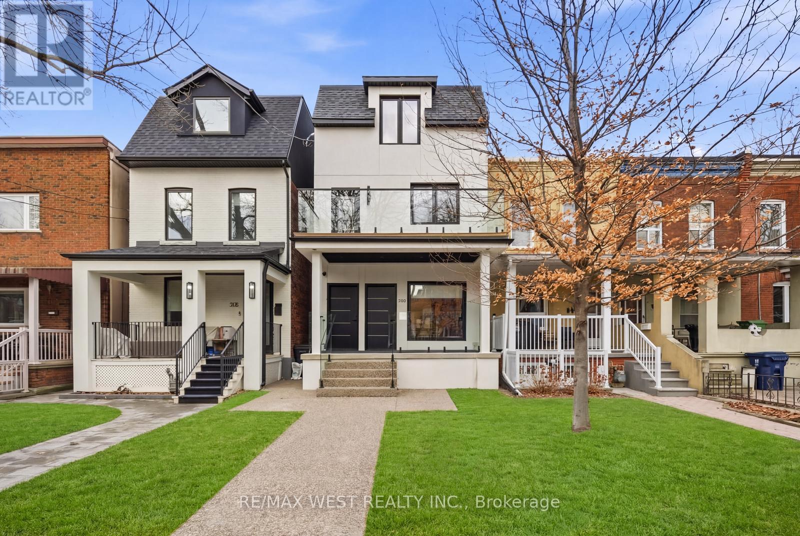 390 ST CLARENS AVENUE, Toronto, Ontario