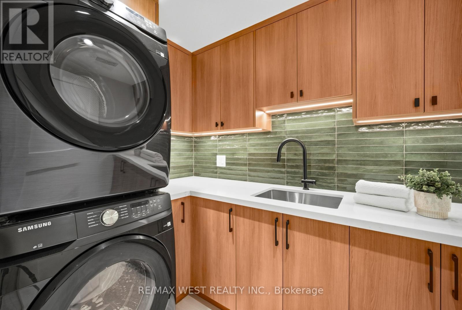 390 St Clarens Avenue, Toronto, Ontario M6H 3W3 - Photo 37 - C12850086